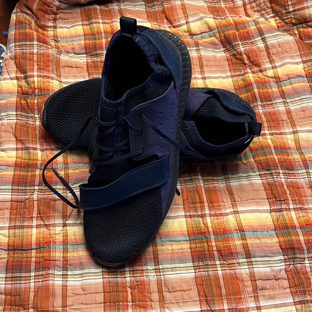 Mens stretchy Under Armour sneaker.